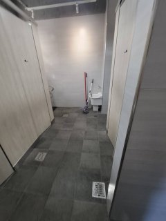 本校男生大便器比例為1:23，不符合師生如廁需求，